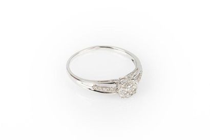 Bague en or gris ornée d'un motif rond pavé...