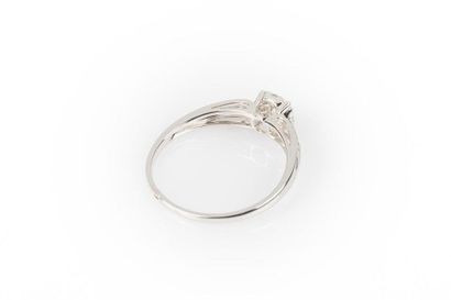 Bague en or gris ornée d'un motif rond pavé...