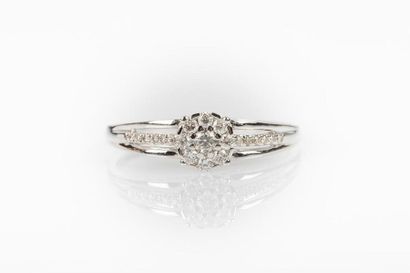 Bague en or gris ornée d'un motif rond pavé...