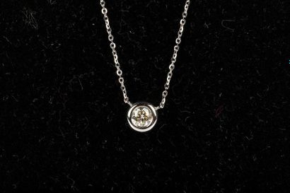 Collier en or gris orné d'un diamant taille...