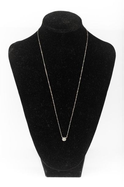 Collier en or gris orné d'un diamant taille...