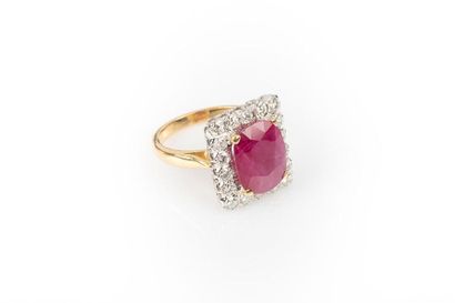 Bague en or de deux tons sertie d'un rubis...