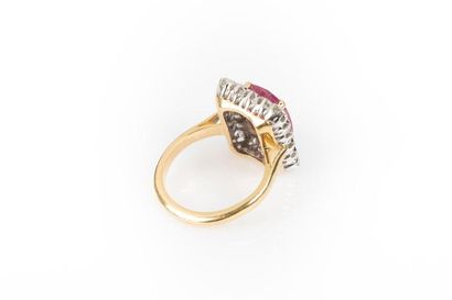 Bague en or de deux tons sertie d'un rubis...