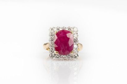 Bague en or de deux tons sertie d'un rubis...