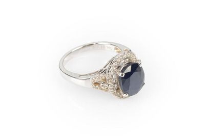 Bague en or gris sertie d'un saphir ovale...