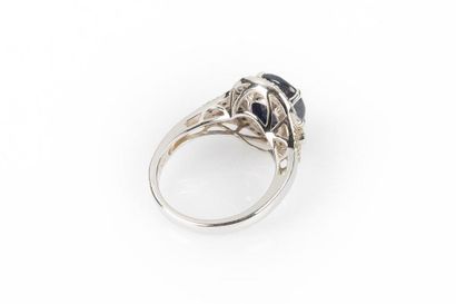 Bague en or gris sertie d'un saphir ovale...