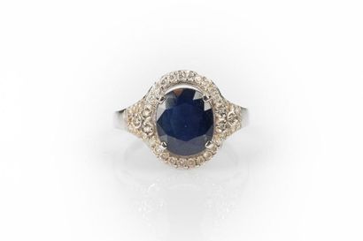 Bague en or gris sertie d'un saphir ovale...