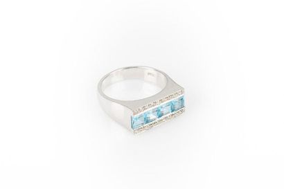 Bague en or gris sertie de 4 topazes bleues...