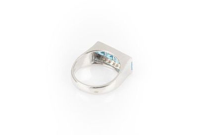 Bague en or gris sertie de 4 topazes bleues...