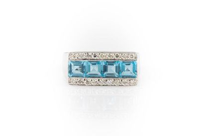 Bague en or gris sertie de 4 topazes bleues...