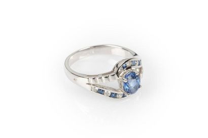 Bague en or gris sertie d'un saphir ovale...