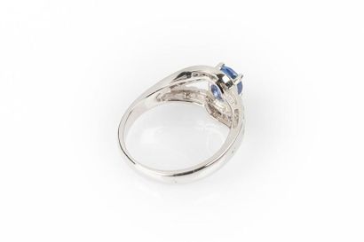Bague en or gris sertie d'un saphir ovale...
