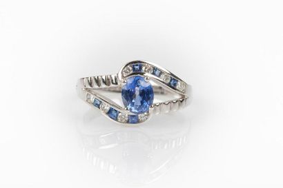Bague en or gris sertie d'un saphir ovale...