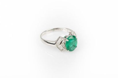 Bague en or gris sertie d'une émeraude ovale...