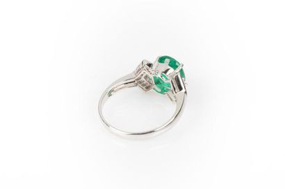 Bague en or gris sertie d'une émeraude ovale...