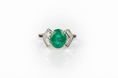 Bague en or gris sertie d'une émeraude ovale...