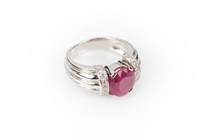 Bague jonc godronnée en or gris sertie d'un...