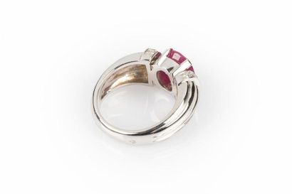 Bague jonc godronnée en or gris sertie d'un...