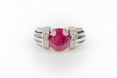 Bague jonc godronnée en or gris sertie d'un...