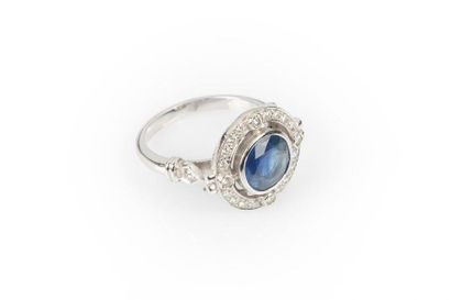 Bague en or gris sertie d'un saphir rond...