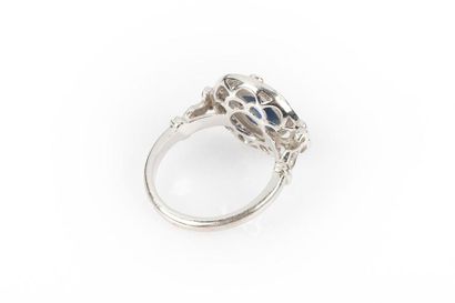 Bague en or gris sertie d'un saphir rond...