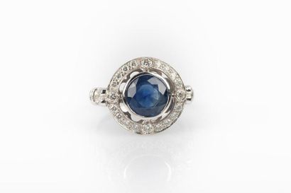Bague en or gris sertie d'un saphir rond...