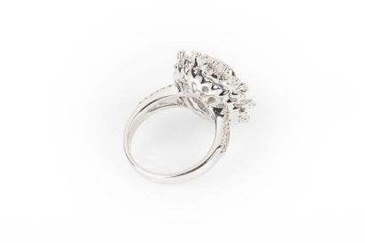 Bague flocon en or gris sertie d'un saphir...