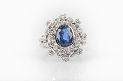 Bague flocon en or gris sertie d'un saphir...