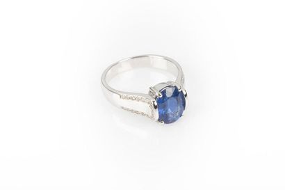 Bague en or gris rhodié sertie d'un saphir...