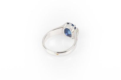 Bague en or gris rhodié sertie d'un saphir...