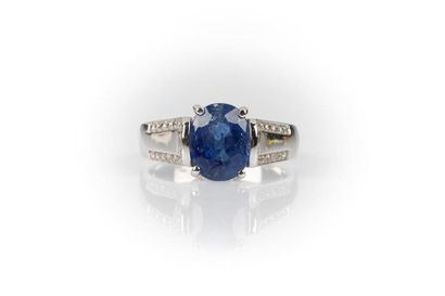 Bague en or gris rhodié sertie d'un saphir...