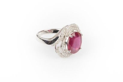 Bague ajourée en or gris sertie d'un rubis...