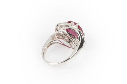 Bague ajourée en or gris sertie d'un rubis...