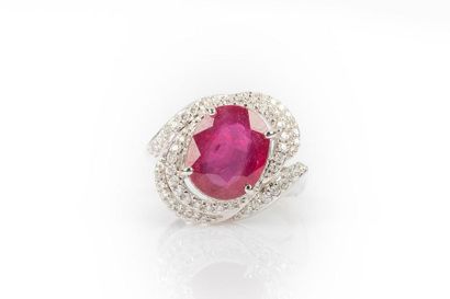 Bague ajourée en or gris sertie d'un rubis...