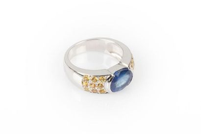 Bague jonc or gris sertie d'un saphir ovale...