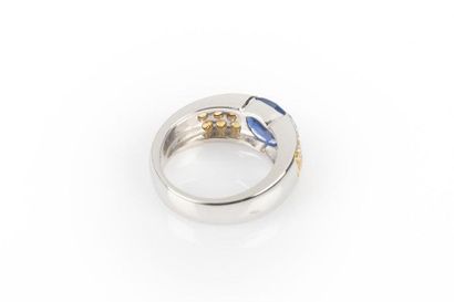 Bague jonc or gris sertie d'un saphir ovale...