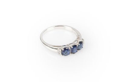 Bague en or gris sertie de 3 saphirs ovales...