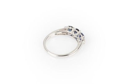 Bague en or gris sertie de 3 saphirs ovales...