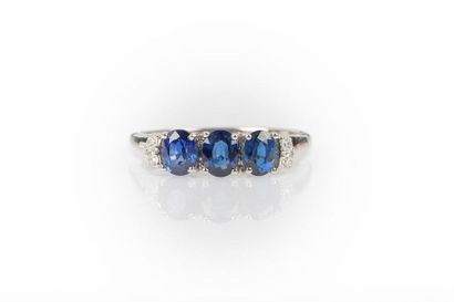 Bague en or gris sertie de 3 saphirs ovales...