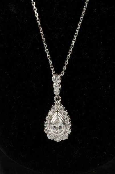 Pendentif en or gris serti d'un diamant poire...