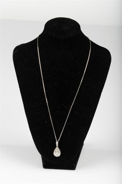 Pendentif en or gris serti d'un diamant poire...