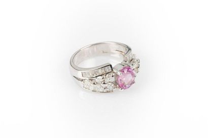 Bague en or gris sertie d'un saphir rose...