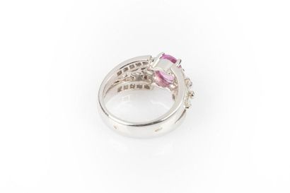 Bague en or gris sertie d'un saphir rose...