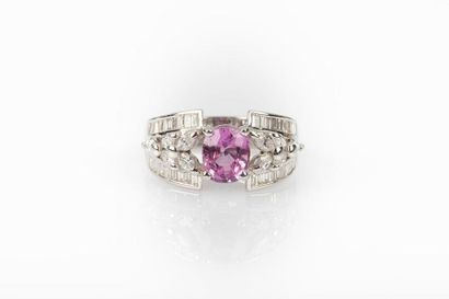 Bague en or gris sertie d'un saphir rose...