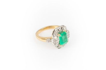 Bague en or de deux tons sertie d'une émeraude...