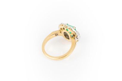 Bague en or de deux tons sertie d'une émeraude...