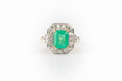 Bague en or de deux tons sertie d'une émeraude...