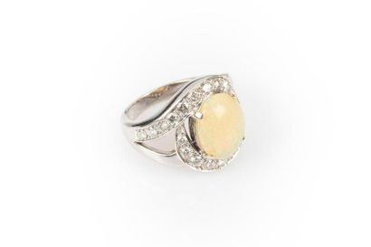 Bague en or gris sertie d'une opale cabochon...