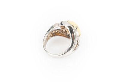 Bague en or gris sertie d'une opale cabochon...