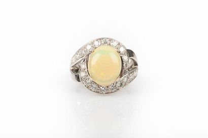 Bague en or gris sertie d'une opale cabochon...
